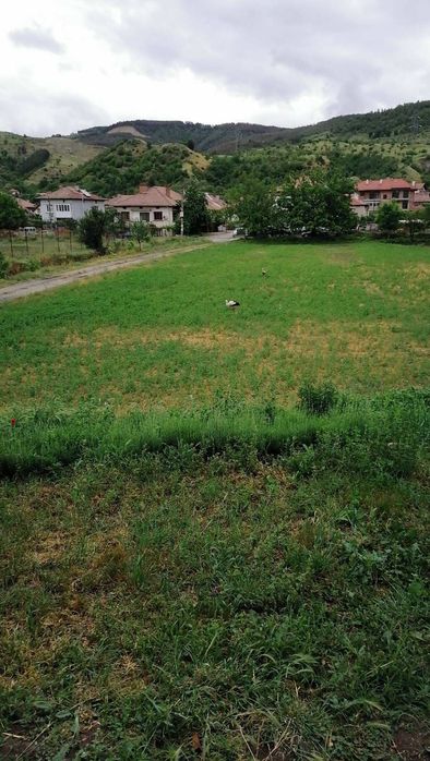 Продавам  земя и Сграда1110 кв.мв град Годеч