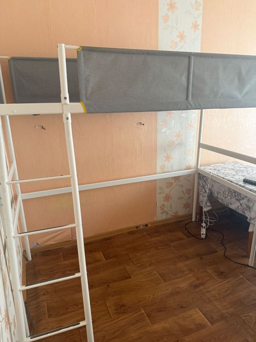 Двуетажно легло.