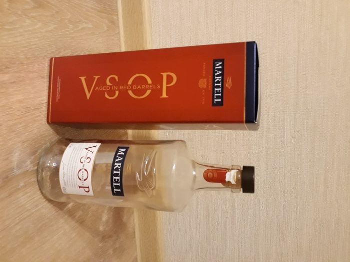 Бутилка с кутия от коняк Martell V.S.О.Р red barrels за колекция