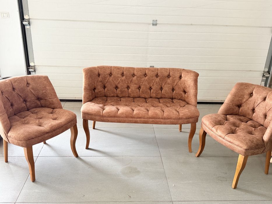 Set NOU canapea 2 locuri + 2 fotolii stil Chesterfield / Cafe – Culoare superbă
