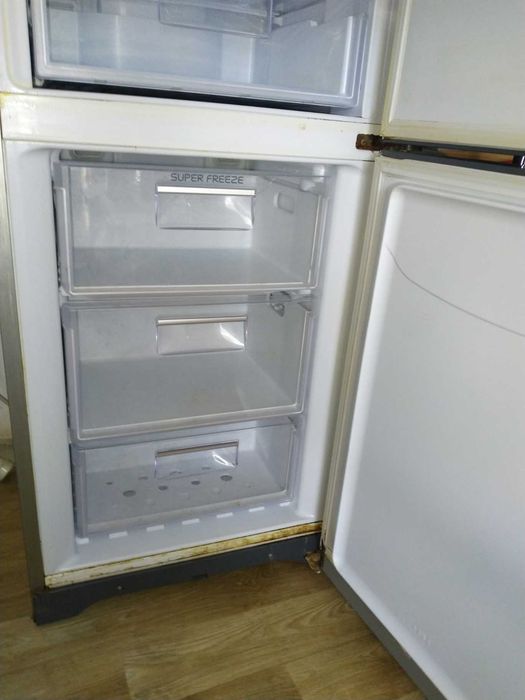 Хладилник с фризер Hotpoint Ariston с ел. проблем