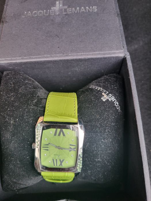 Женский сағаттар сатылады