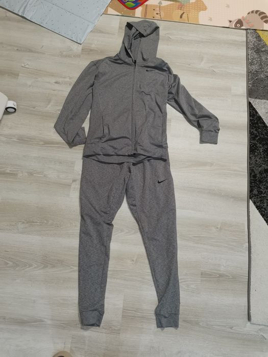 Анцуг найк оригинален S размер