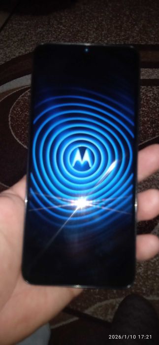 Продавам телефон Motorola e13