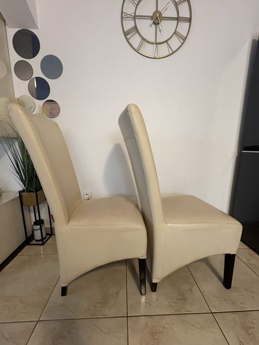 2 scaune tapițate culoare crem / ivoire (model înalt, foarte confortabile)