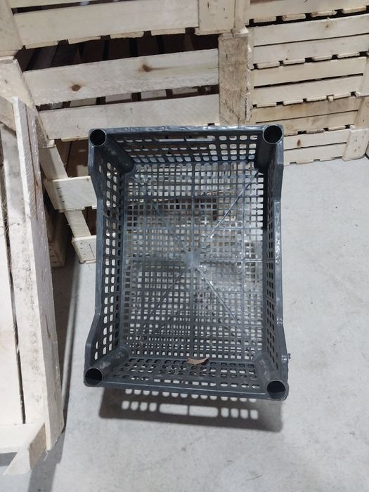 Plastic yashiklar sotiladi