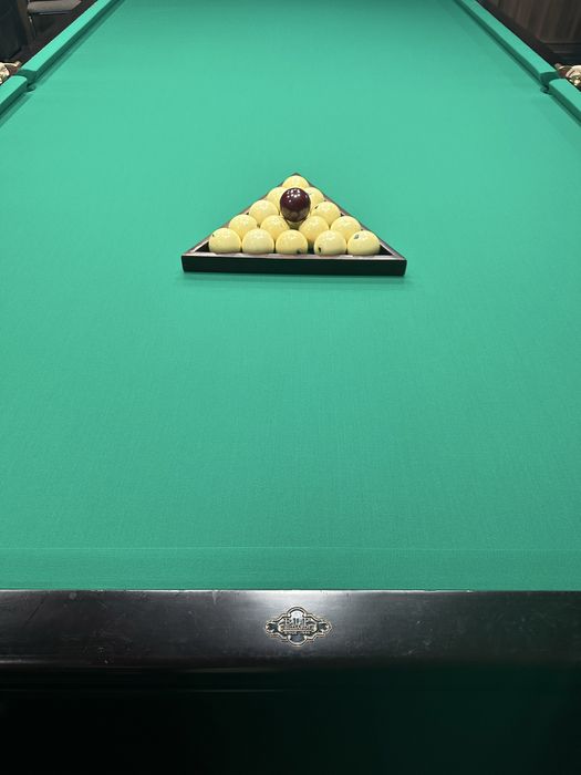 Бильярдный стол в комплекте