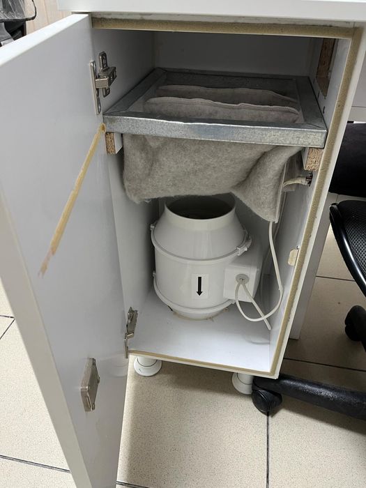 Vând masa de manichiura