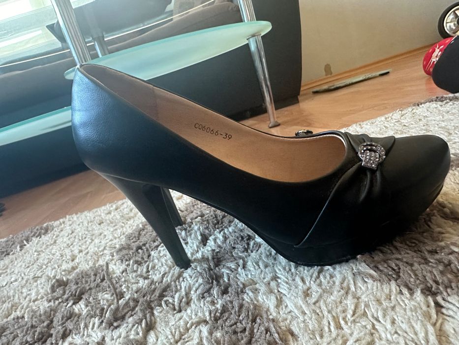 Официални обувки с ток 39-ти номер