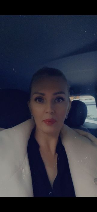 Инструктор по вождению женщина.