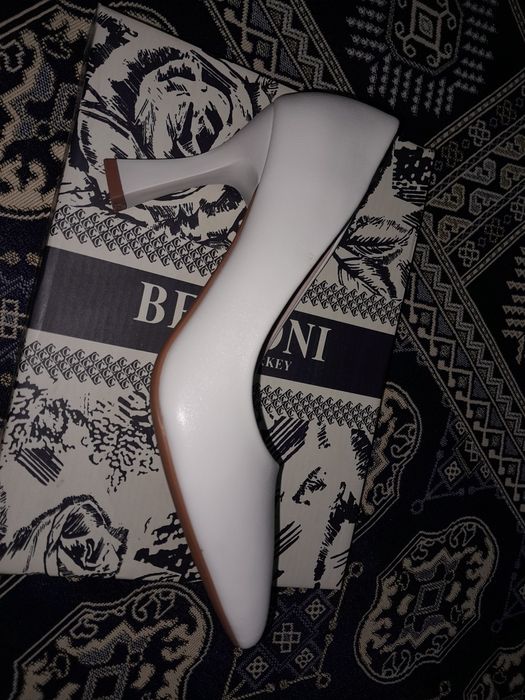 Каблуки в белом цвете