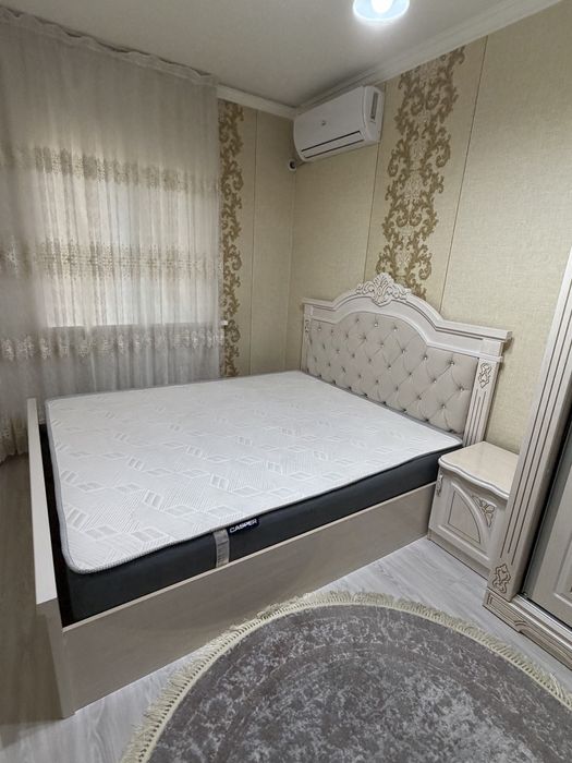 Шикарный спальный гарнитур б/у с матрасом