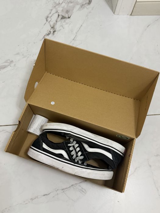 Vans old school.