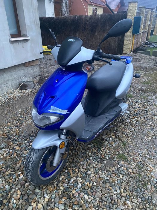 Vând scuter 49 în  doi timpi cu carte Rar si talon