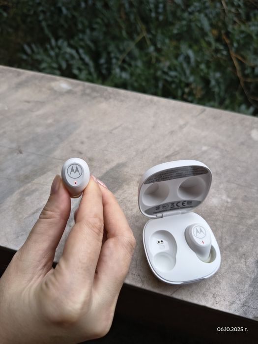 Безжични bluetooth слушалки moto buds