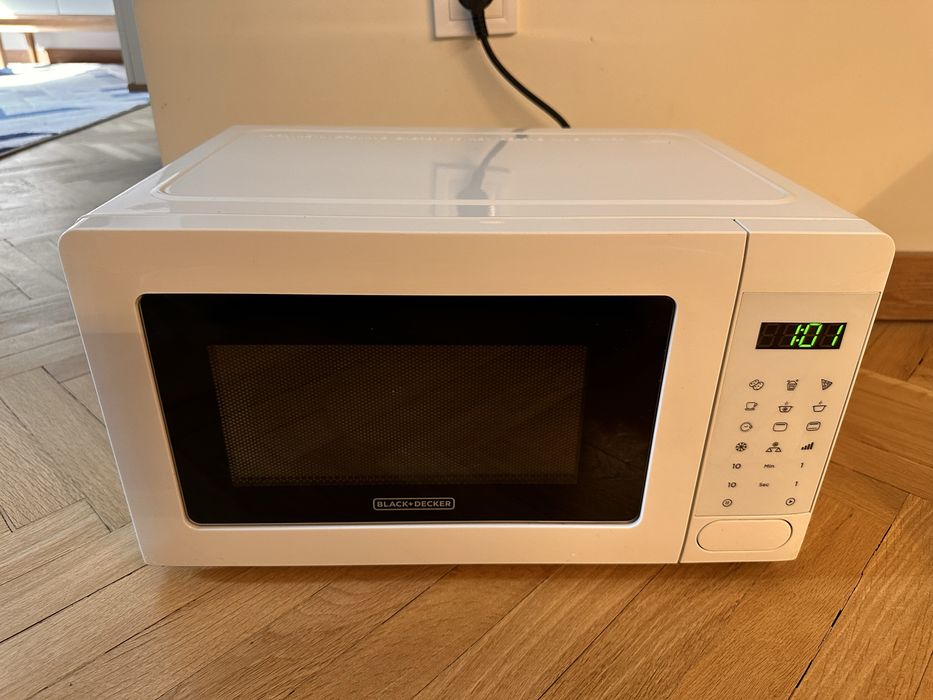 Микровълнова фурна Black + Decker BXMZ701E