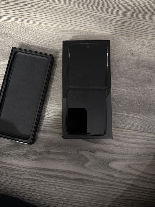 Самсунг Z flip 4 в добро състояние