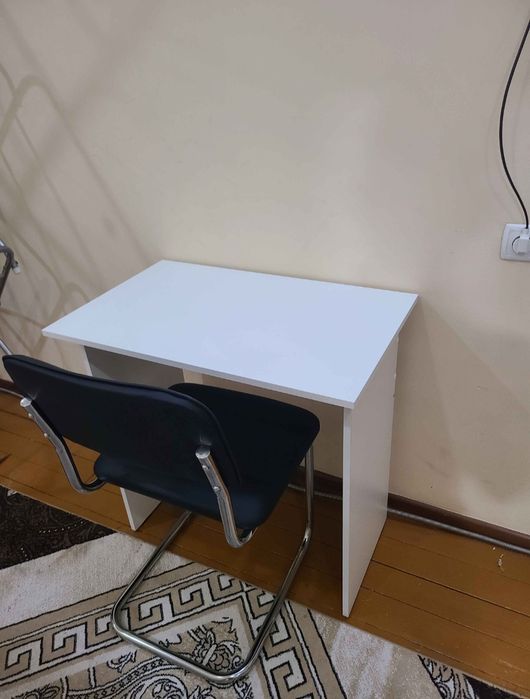 Stol ofis ishlari va kompyuter uchun