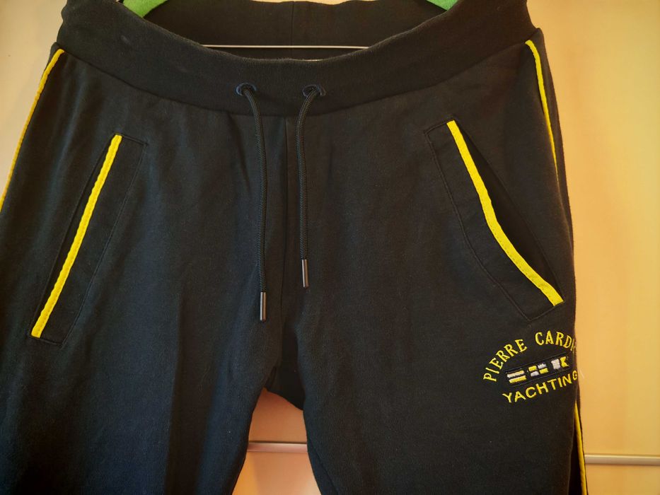 Vând pantaloni sport Pierre Cardin