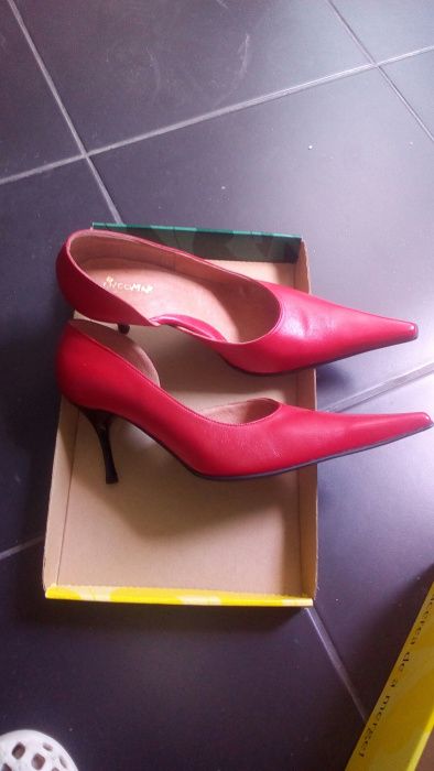 Pantofi din piele, culoare rosie, numarul 36