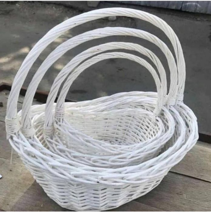 Корзины, плетённые расцетки  беллые, корочневые