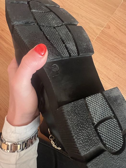 Черни кожени ватирани БОТИ, номер 39