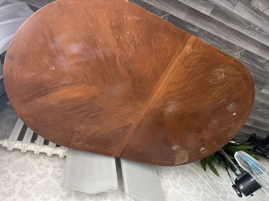 Продам стол в гостинную