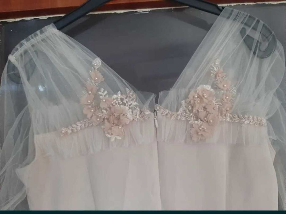 Официялна бежова рокля arogans