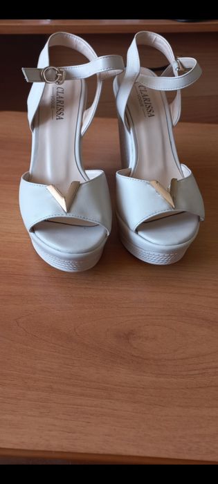 Продам босоножки