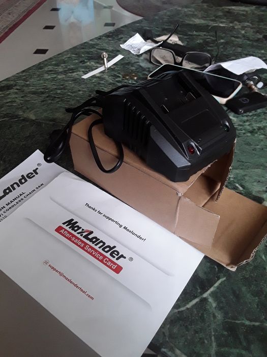 Vînd drujba BRUSHLESS-nouă pe baterie,lamă 40cm cu încărcător în colet