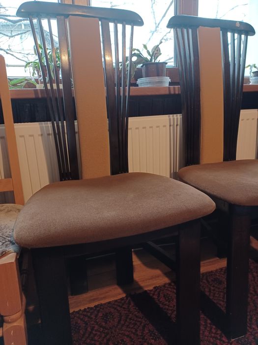 Масивни дървени столове