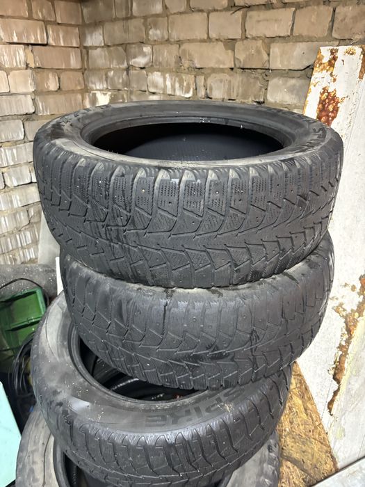 Продам комплект шин на 17