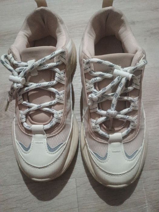 Adidași bej mărimea 38