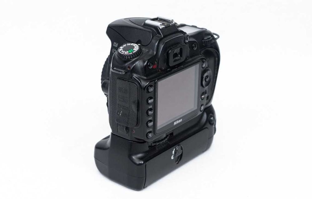 Nikon D90 + grip + 2 baterii - Defect