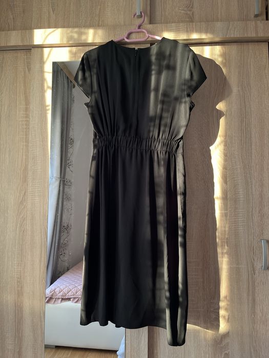 Rochie Vero Moda neagră cu maneca scurta și volănaș