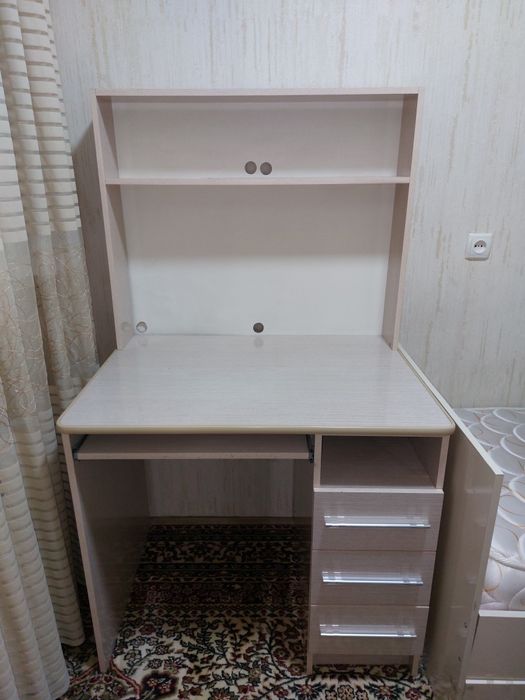 Кровать и письменный стол