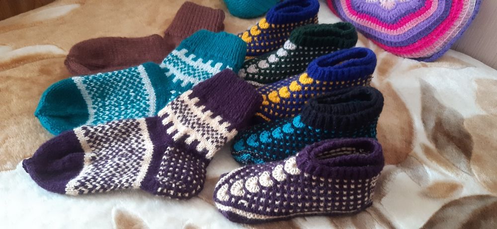 Варежки, носки и следки ручной работы.