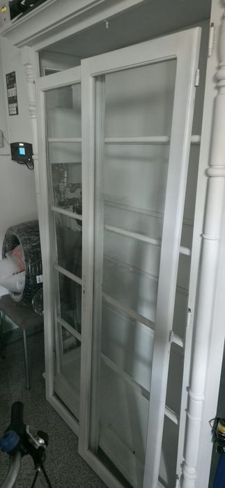 Dulap /vitrina lemn masiv, vopsit in alb
