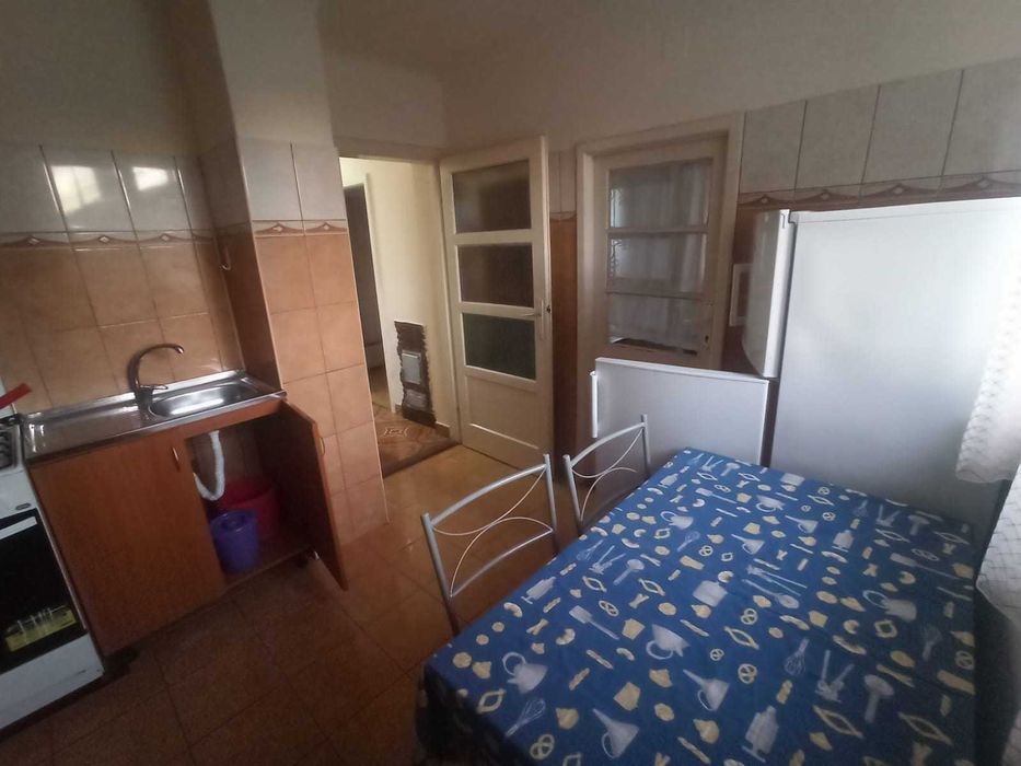 Dau in chirie  apartament cu 2 camere in apropiere de Spitalul Judetean
