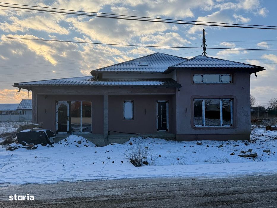 De vanzare casa semifinisata la 5 min de Roman,suprafata teren 1300mp