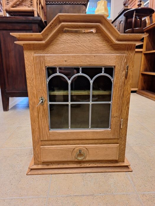 Винтидж витринка за стена