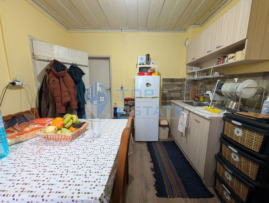 Едноетажна реновирана къща с голям двор в село Сливовица