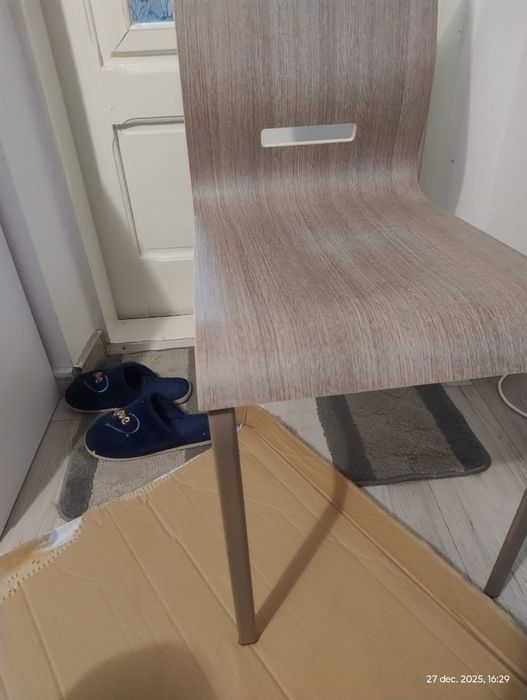 Masa alungabila și scaune.