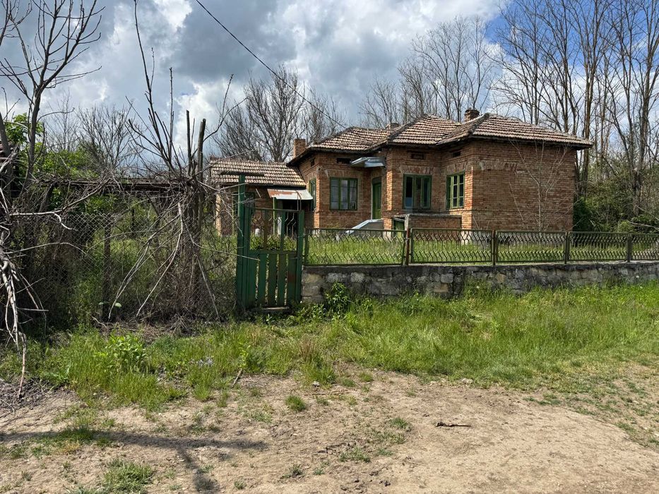 Къща с голям двор 1900 кв.м. парцел земя в регулация в село Александрия община Крушари област Добрич