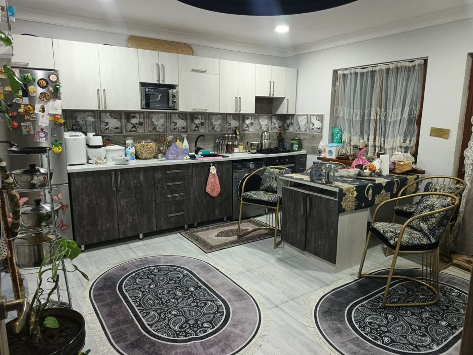 Uchaska Qibray tumani uchqahramon poʻstidan 3 klometr ichkarida joylas