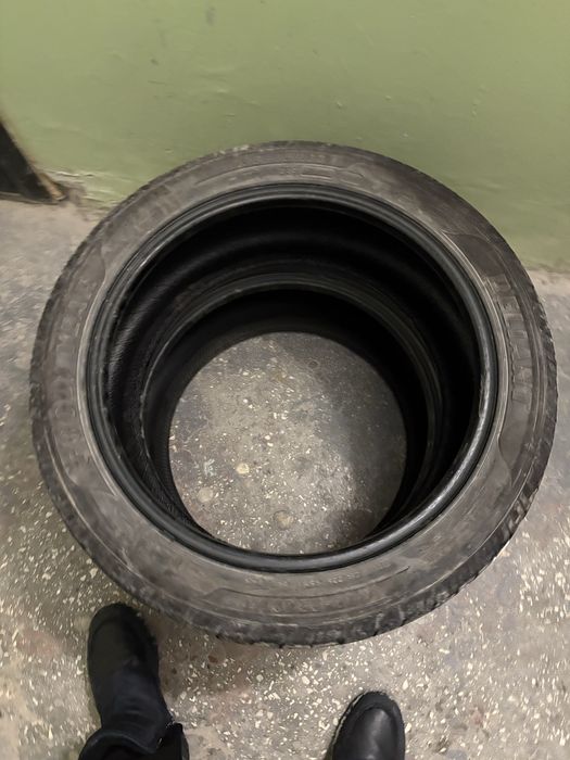 Продам 2 шт шины срочно R18