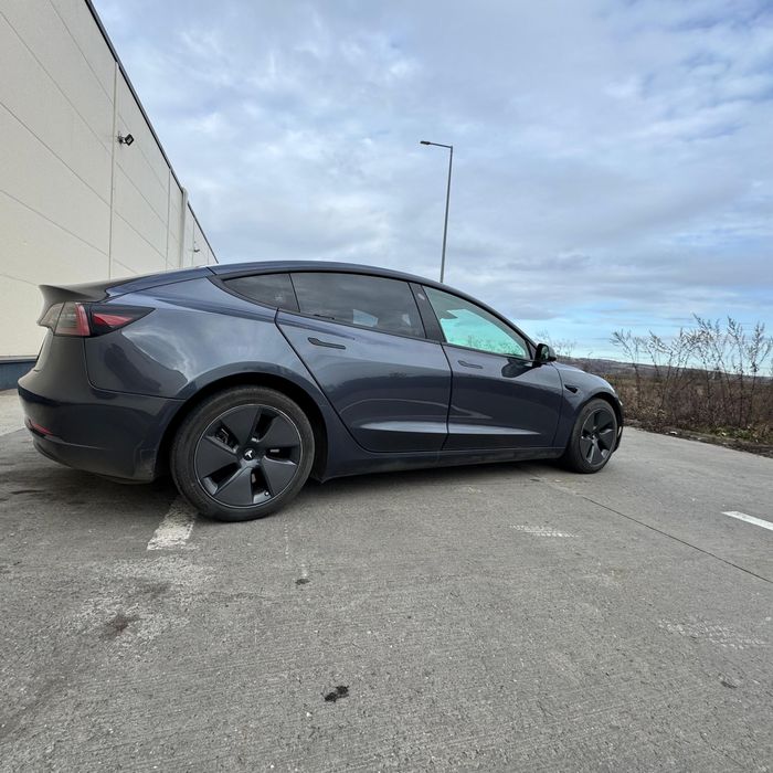 Vând Tesla Model 3