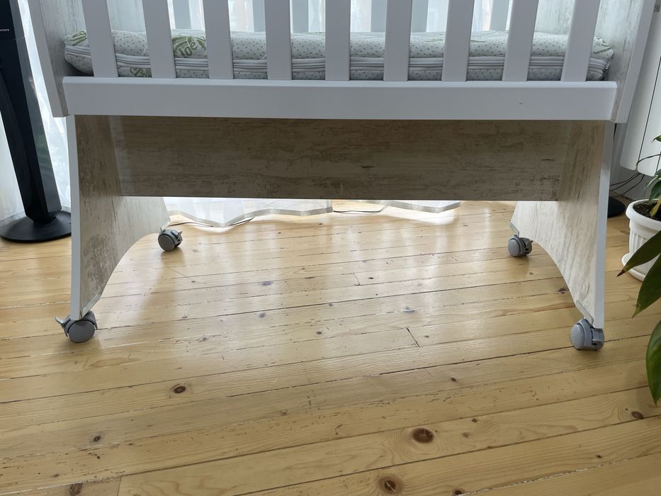 Дървена кошара люлка  на колела с удобен алое вера матрак