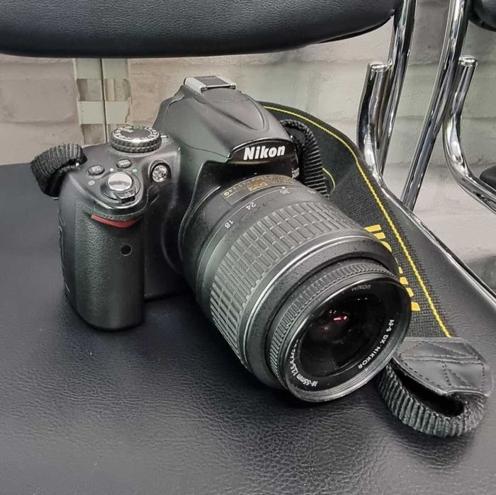Фотоапарат Nikon D5000 с обектив Nikon AF-S DX NIKKOR 18–55mm f/3.5–5.6G VR