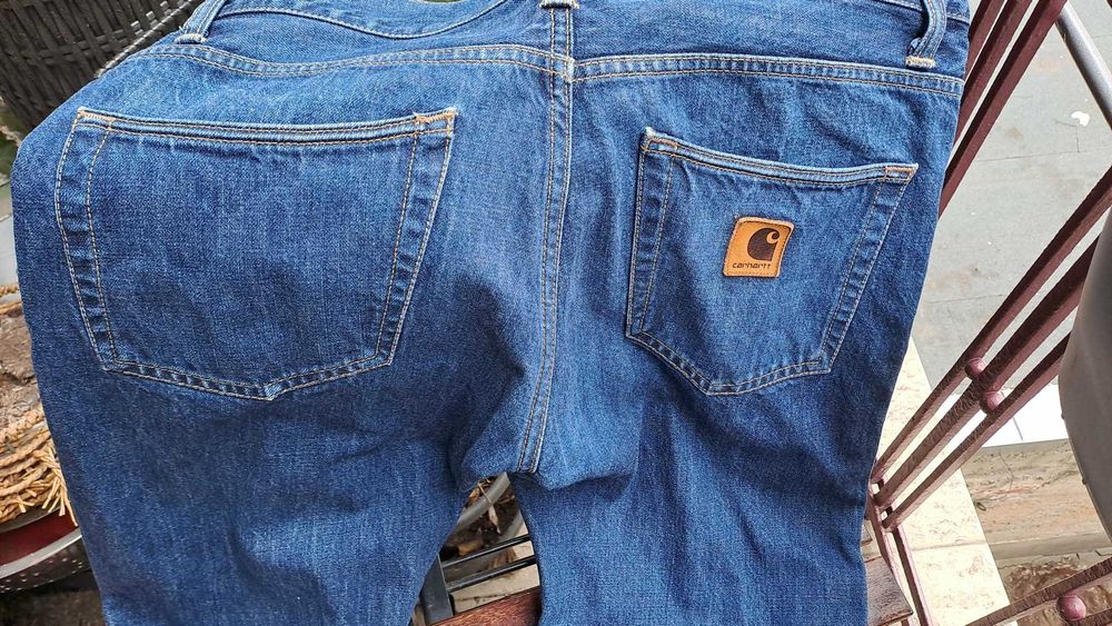 дънки Carhartt модел Klondike №34, цвят тъмносин, в перфектно състояние, подходяща дължина за мъж около 172-175 см.